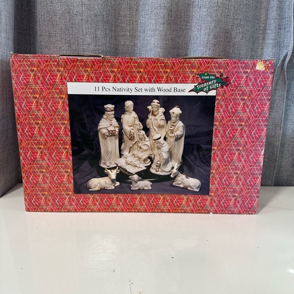 From the treasury of gifts 11 piece nativity set with wood base. - Picture 1 of 8
